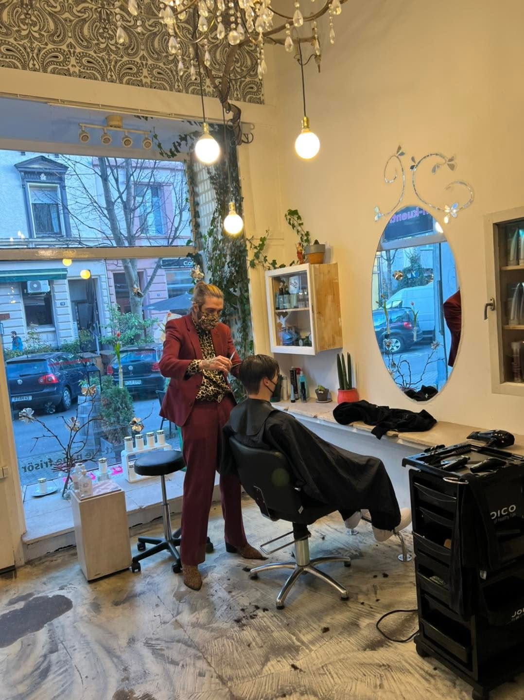 Stylist schneidet einem Kunden im Salon die Haare